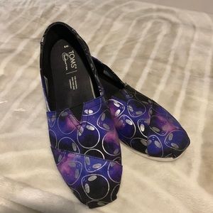 TOMS ALEIN SLIP-ONS SIZE 8